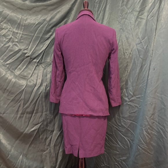 VINTAGE Skirt Suit - Picture 3 of 6